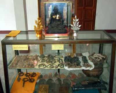 Amulettes Thai anciennes de luang phor suk.